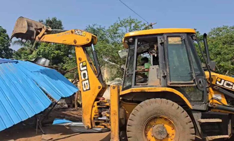 अवैध निर्माण पर चला बुलडोजर, 7 दुकानें ढहाईं; कार्रवाई के दौरान बुलडोजर के आगे लेटी महिला अवैध-निर्माण-पर-चला-बुलडोजर,-7-दुकानें-ढहाईं;-कार्रवाई-के-दौरान-बुलडोजर-के-आगे-लेटी-महिला