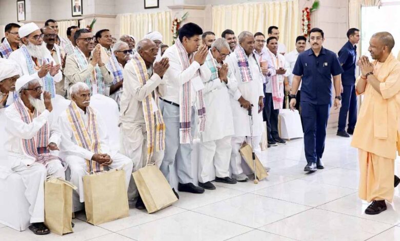 जेवर एयरपोर्ट से पहली उड़ान भर किसानों का सपना हुआ सच, लखनऊ पहुंचकर छलका गर्व जेवर-एयरपोर्ट-से-पहली-उड़ान-भर-किसानों-का-सपना-हुआ-सच,-लखनऊ-पहुंचकर-छलका-गर्व