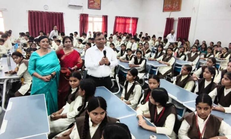 सड़क चौड़ीकरण में घर टूटने पर छात्रा का सवाल, इंदौर कलेक्टर से पूछा- विकास के नाम पर मकान तोड़ना जरूरी है क्या? सड़क-चौड़ीकरण-में-घर-टूटने-पर-छात्रा-का-सवाल,-इंदौर-कलेक्टर-से-पूछा-विकास-के-नाम-पर-मकान-तोड़ना-जरूरी-है-क्या?