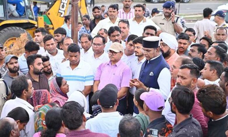 मंत्री सारंग ने सड़क निर्माण के साथ प्रभावित परिवारों के पुनर्वास की बनाई राह मंत्री-सारंग-ने-सड़क-निर्माण-के-साथ-प्रभावित-परिवारों-के-पुनर्वास-की-बनाई-राह