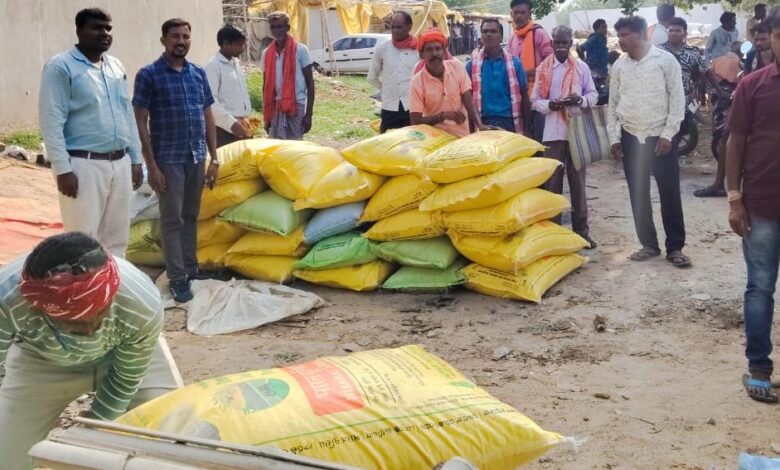 जशपुर में किसानों को खाद-बीज की पर्याप्त उपलब्धता, प्रशासन की कड़ी निगरानी से कालाबाजारी पर रोक जशपुर-में-किसानों-को-खाद-बीज-की-पर्याप्त-उपलब्धता,-प्रशासन-की-कड़ी-निगरानी-से-कालाबाजारी-पर-रोक