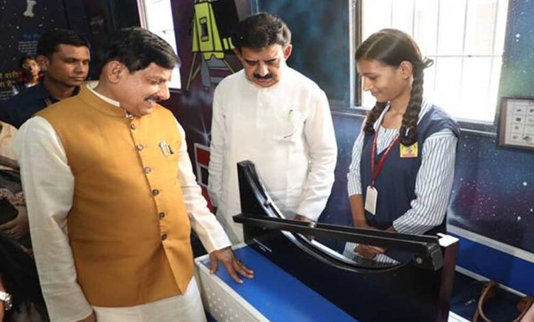 स्कूली बालिकाओं, आप भविष्य में क्या बनना चाहोगी : मुख्यमंत्री डॉ. यादव स्कूली-बालिकाओं,-आप-भविष्य-में-क्या-बनना-चाहोगी-:-मुख्यमंत्री-डॉ.-यादव