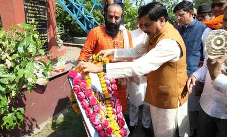 मुख्यमंत्री ने वीरांगना रानी लक्ष्मीबाई के बलिदान दिवस पर इंदौर में किया माल्यार्पण मुख्यमंत्री-ने-वीरांगना-रानी-लक्ष्मीबाई-के-बलिदान-दिवस-पर-इंदौर-में-किया-माल्यार्पण