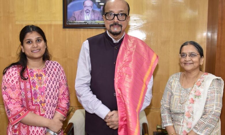 राज्यपाल डेका से सुप्रीम कोर्ट में छत्तीसगढ़ की स्टैंडिंग काउंसिल सुजैन ने की सौजन्य भेंट राज्यपाल-डेका-से-सुप्रीम-कोर्ट-में-छत्तीसगढ़-की-स्टैंडिंग-काउंसिल-सुजैन-ने-की-सौजन्य-भेंट