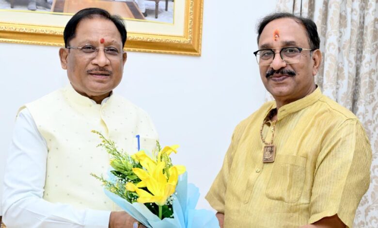 मुख्यमंत्री से छत्तीसगढ़ योग आयोग के नवनियुक्त अध्यक्ष संजय अग्रवाल ने की सौजन्य मुलाकात मुख्यमंत्री-से-छत्तीसगढ़-योग-आयोग-के-नवनियुक्त-अध्यक्ष-संजय-अग्रवाल-ने-की-सौजन्य-मुलाकात