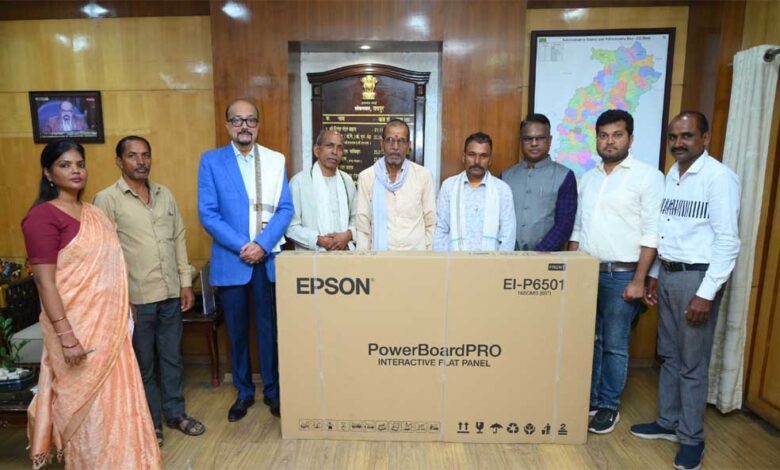राज्यपाल डेका ने मरका गांव के स्कूल को दिए डिजिटल बोर्ड राज्यपाल-डेका-ने-मरका-गांव-के-स्कूल-को-दिए-डिजिटल-बोर्ड
