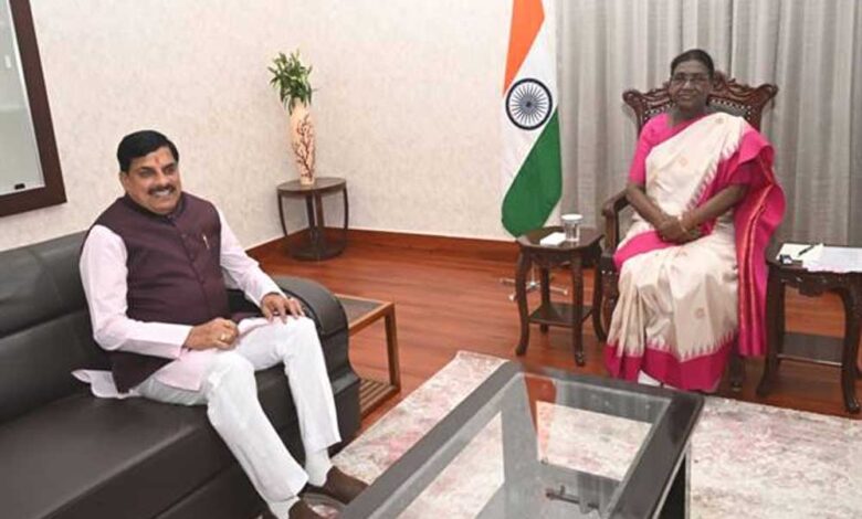 राष्ट्रपति मुर्मु से मुख्यमंत्री डॉ. यादव की सौजन्य भेंट, स्मृति चिन्हों का हुआ आदान-प्रदान राष्ट्रपति-मुर्मु-से-मुख्यमंत्री-डॉ.-यादव-की-सौजन्य-भेंट,-स्मृति-चिन्हों-का-हुआ-आदान-प्रदान