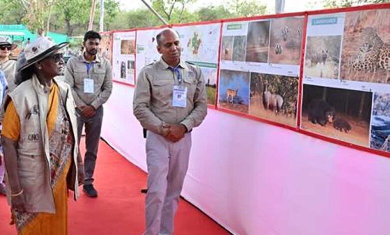 राष्ट्रपति ने किया चीता कमांड कंट्रोल सेंटर का भ्रमण, चीता प्रदर्शिनी भी देखी राष्ट्रपति-ने-किया-चीता-कमांड-कंट्रोल-सेंटर-का-भ्रमण,-चीता-प्रदर्शिनी-भी-देखी