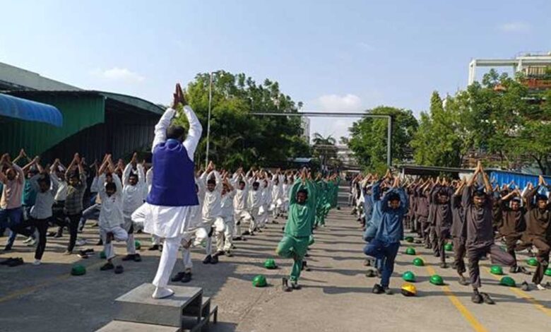 अंतर्राष्ट्रीय योग दिवस पर 15 हजार से अधिक श्रमिकों ने किया सामूहिक योगाभ्यास अंतर्राष्ट्रीय-योग-दिवस-पर-15-हजार-से-अधिक-श्रमिकों-ने-किया-सामूहिक-योगाभ्यास