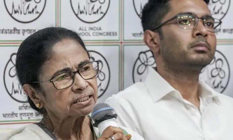 ममता बनर्जी और अभिषेक बनर्जी: टीएमसी की सत्ता में परिवार बनाम संगठन की जंग तेज ममता-बनर्जी-और-अभिषेक-बनर्जी:-टीएमसी-की-सत्ता-में-परिवार-बनाम-संगठन-की-जंग-तेज