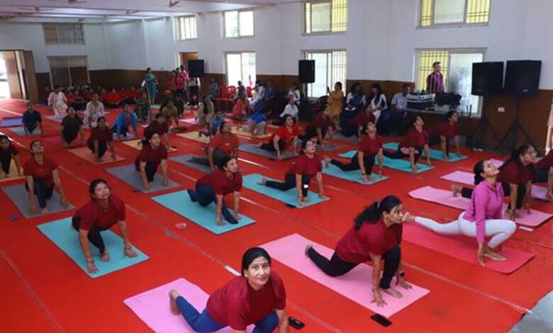अंतर्राष्ट्रीय योग दिवस पर पुलिस परिवार ने किया सामूहिक योगाभ्यास अंतर्राष्ट्रीय-योग-दिवस-पर-पुलिस-परिवार-ने-किया-सामूहिक-योगाभ्यास