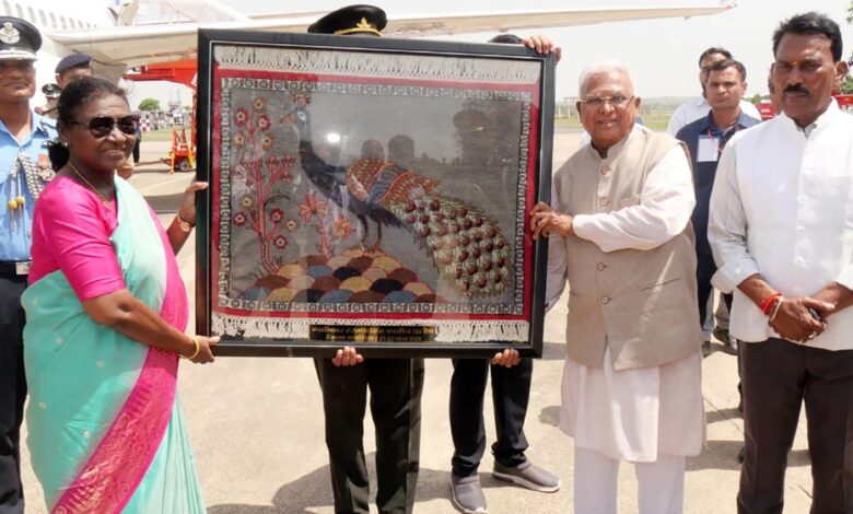 चीता परिवार को देखने के बाद राष्ट्रपति लौटीं दिल्ली, ग्वालियर एयरपोर्ट पर हुआ भव्य विदाई समारोह चीता-परिवार-को-देखने-के-बाद-राष्ट्रपति-लौटीं-दिल्ली,-ग्वालियर-एयरपोर्ट-पर-हुआ-भव्य-विदाई-समारोह