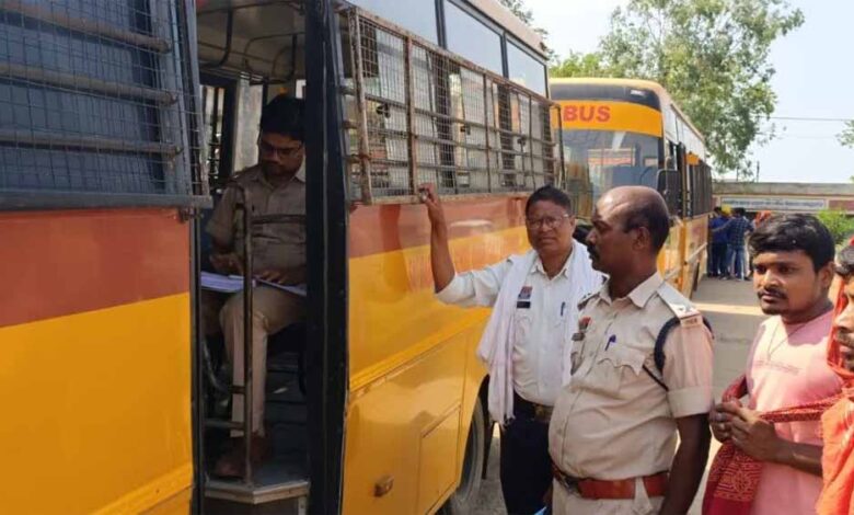 स्कूली बसों पर प्रशासन की सख्ती, 51 बसों की जांच में 5 में मिलीं खामियां; काटे गए चालान स्कूली-बसों-पर-प्रशासन-की-सख्ती,-51-बसों-की-जांच-में-5-में-मिलीं-खामियां;-काटे-गए-चालान