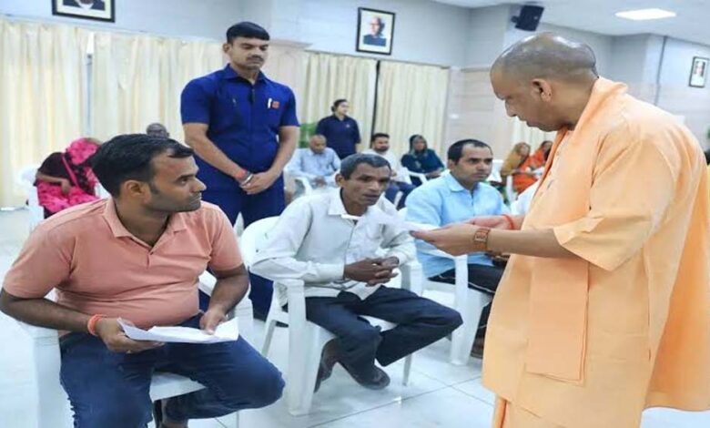 लखनऊ में जनता दर्शन, सीएम योगी ने सुनीं फरियादियों की समस्याएं, दिए सख्त निर्देश लखनऊ-में-जनता-दर्शन,-सीएम-योगी-ने-सुनीं-फरियादियों-की-समस्याएं,-दिए-सख्त-निर्देश