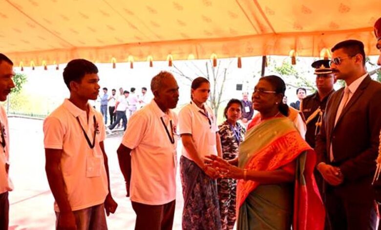 राष्ट्रपति मुर्मु ने चीता मित्रों से किया संवाद और चीता संरक्षण की ली जानकारी राष्ट्रपति-मुर्मु-ने-चीता-मित्रों-से-किया-संवाद-और-चीता-संरक्षण-की-ली-जानकारी