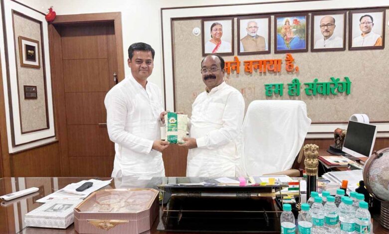 महिला सशक्तिकरण की मिसाल: उप मुख्यमंत्री अरुण साव को भेंट किया गया महिला समूहों का विशेष चावल महिला-सशक्तिकरण-की-मिसाल:-उप-मुख्यमंत्री-अरुण-साव-को-भेंट-किया-गया-महिला-समूहों-का-विशेष-चावल