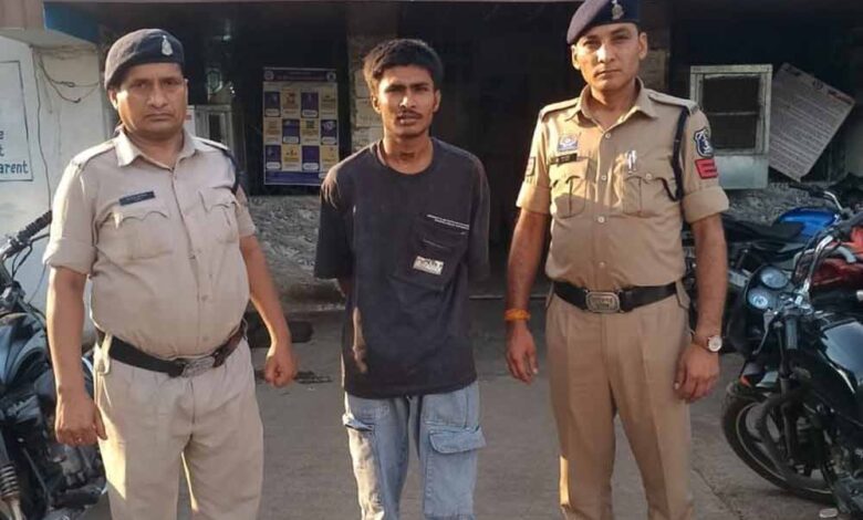 पुलिस गाड़ी में रील बनाकर बोला आरोपी- ‘आज जेल, कल बेल, परसों फिर वही खेल’ पुलिस-गाड़ी-में-रील-बनाकर-बोला-आरोपी-‘आज-जेल,-कल-बेल,-परसों-फिर-वही-खेल’