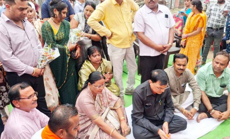 उद्योग मंत्री लखनलाल देवांगन ने सड़क डामरीकरण का कार्य प्रारंभ कराया उद्योग-मंत्री-लखनलाल-देवांगन-ने-सड़क-डामरीकरण-का-कार्य-प्रारंभ-कराया