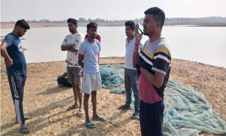 CG के बांध में बड़ा हादसा: 9 लोगों से भरी नाव पलटी, 3 ग्रामीण लापता, रेस्क्यू जारी cg-के-बांध-में-बड़ा-हादसा:-9-लोगों-से-भरी-नाव-पलटी,-3-ग्रामीण-लापता,-रेस्क्यू-जारी