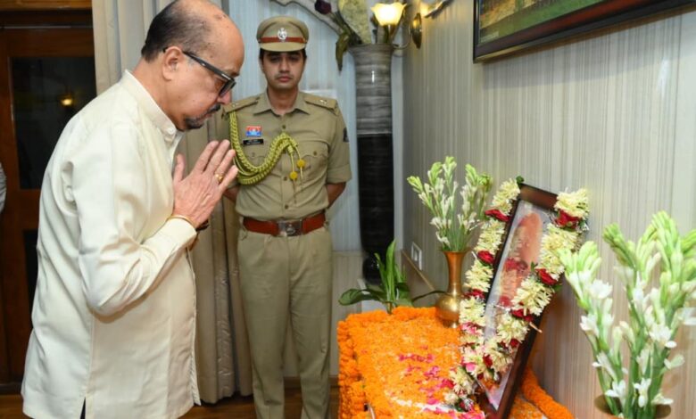 डॉ श्यामा प्रसाद मुखर्जी की पुण्यतिथि पर राज्यपाल ने दी श्रद्धांजलि डॉ-श्यामा-प्रसाद-मुखर्जी-की-पुण्यतिथि-पर-राज्यपाल-ने-दी-श्रद्धांजलि