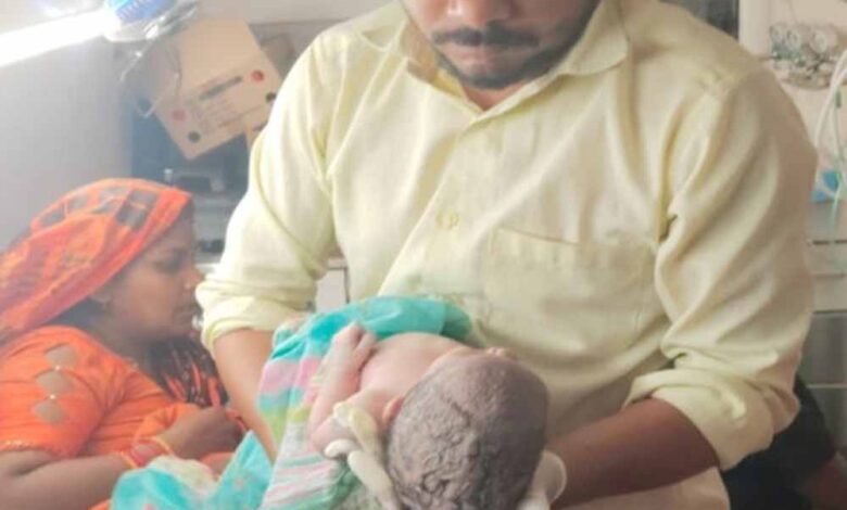 108 एम्बुलेंस में गूंजी किलकारी, महिला ने रास्ते में दिया बच्चे को जन्म, मां-बच्चा सुरक्षित 108-एम्बुलेंस-में-गूंजी-किलकारी,-महिला-ने-रास्ते-में-दिया-बच्चे-को-जन्म,-मां-बच्चा-सुरक्षित