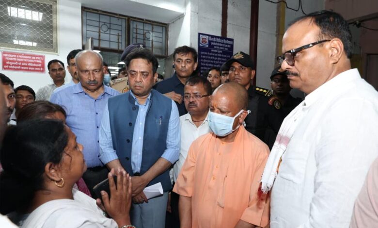 अलीगढ़ से सीधे घटनास्थल और अस्पताल पहुंचे सीएम योगी, हाईलेवल मीटिंग के बाद ताबड़तोड़ एक्शन अलीगढ़-से-सीधे-घटनास्थल-और-अस्पताल-पहुंचे-सीएम-योगी,-हाईलेवल-मीटिंग-के-बाद-ताबड़तोड़-एक्शन