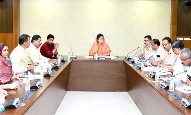 लापरवाह ठेकेदारों एक्शन की तैयारी, राज्यमंत्री गौर ने ब्लैक लिस्ट करने के दिए निर्देश लापरवाह-ठेकेदारों-एक्शन-की-तैयारी,-राज्यमंत्री-गौर-ने-ब्लैक-लिस्ट-करने-के-दिए-निर्देश