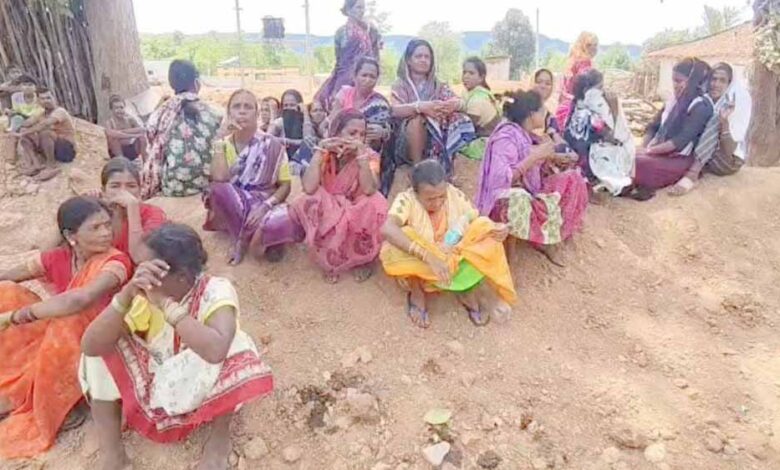 धर्मांतरण विवाद पर आमने-सामने आए ईसाई और आदिवासी समाज, गांव बना पुलिस छावनी धर्मांतरण-विवाद-पर-आमने-सामने-आए-ईसाई-और-आदिवासी-समाज,-गांव-बना-पुलिस-छावनी