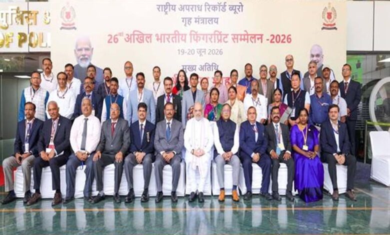 डीजीपी कैलाश मकवाणा से राष्ट्रीय स्तर पर सम्मानित फिंगरप्रिंट विशेषज्ञ निरीक्षक योगेन्द्र साहू ने की सौजन्य भेंट डीजीपी-कैलाश-मकवाणा-से-राष्ट्रीय-स्तर-पर-सम्मानित-फिंगरप्रिंट-विशेषज्ञ-निरीक्षक-योगेन्द्र-साहू-ने-की-सौजन्य-भेंट